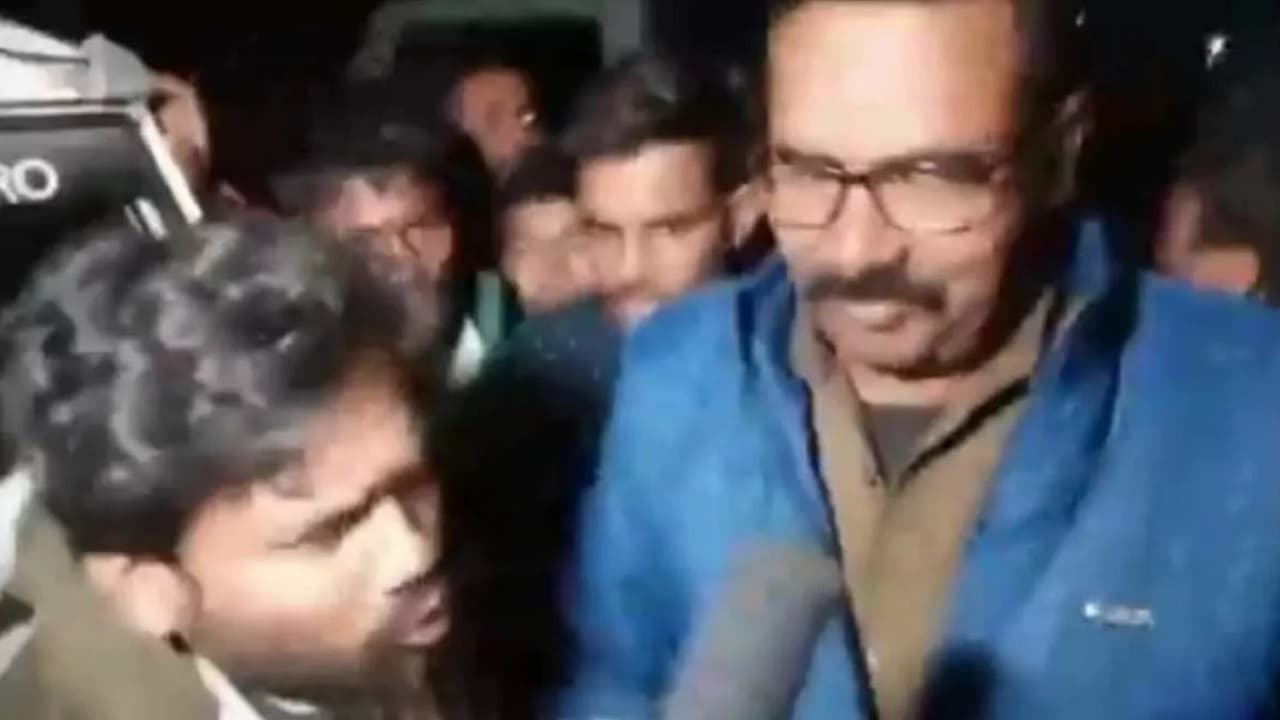 Bihar: ‘अरे मैं DSP हूं..’ जब बकरी चोर समझकर डीएसपी को लोगों ने कमरे में कर दिया बंद, छापेमारी पड़ गयी भारी