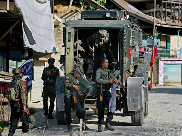 Jammu Kashmir: कोकरनाग DDC चुनाव में मतदान के बीच हिंसा, फायरिंग में प्रत्याशी गंभीर रूप से घायल