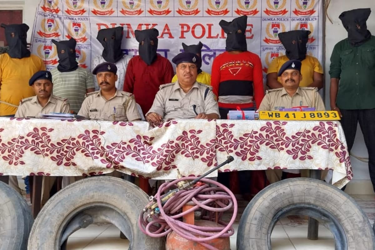 झारखंड: पिस्तौलनुमा लाइटर के जरिए पिकअप वैन लूटनेवाले अंतरराज्यीय गिरोह के आठ अपराधी अरेस्ट, भेजे गए जेल