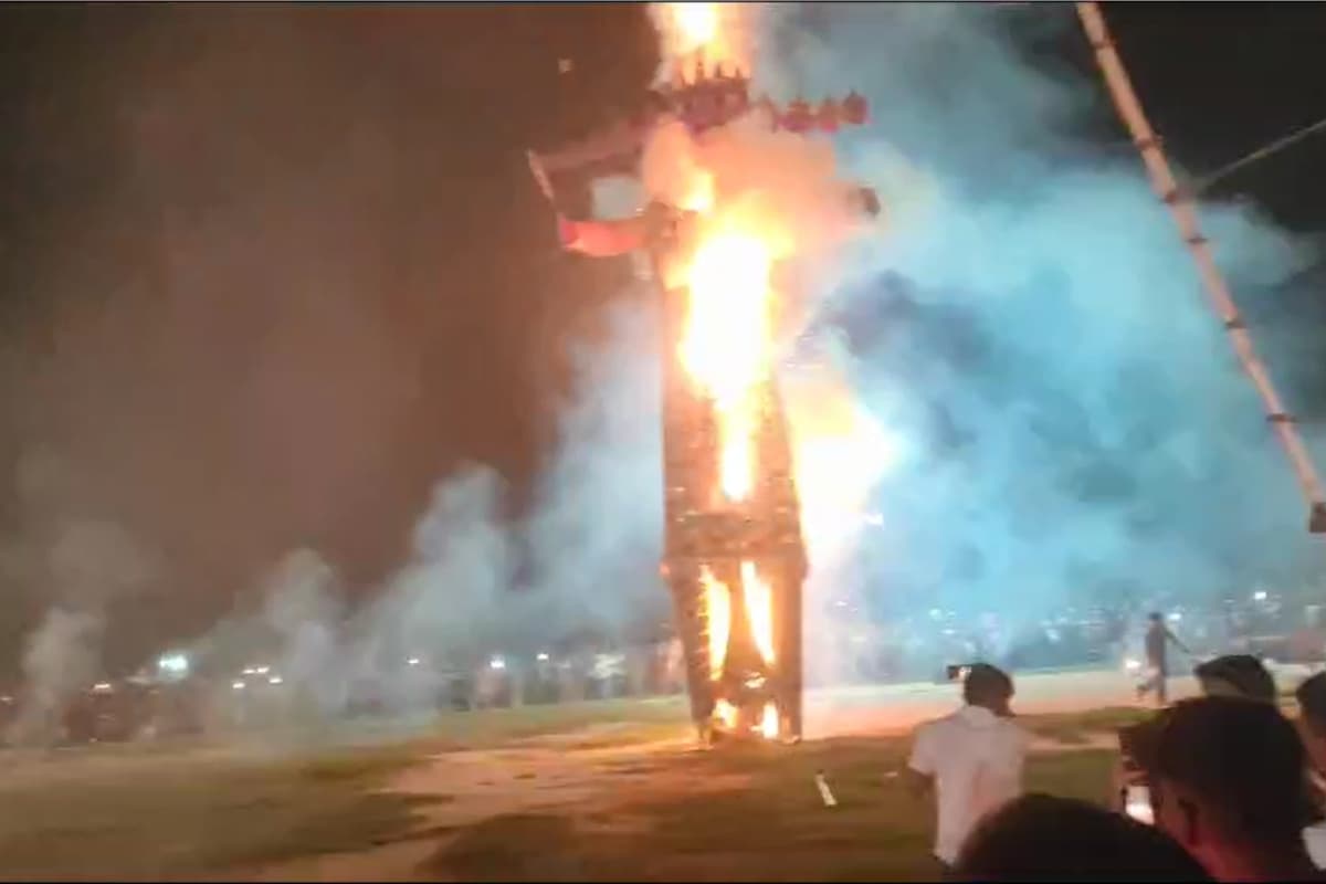 PHOTOS : टाटीसिल्वे में 60 फीट का रावण धूं-धूं कर जला, देखें कैसे खुद जल उठा कुंभकरण