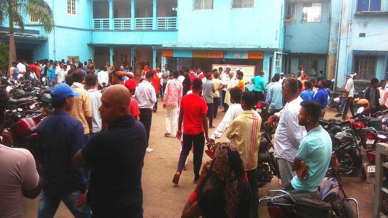 बोकारो में 33 हजार वोल्ट की तार ने एक युवक की ली जान, ओवरहेड तार के टूट कर गिरने से हुआ हादसा बोकारो में 33 हजार वोल्ट की तार ने एक युवक की ली जान, ओवरहेड तार के टूट कर गिरने से हुआ हादसा