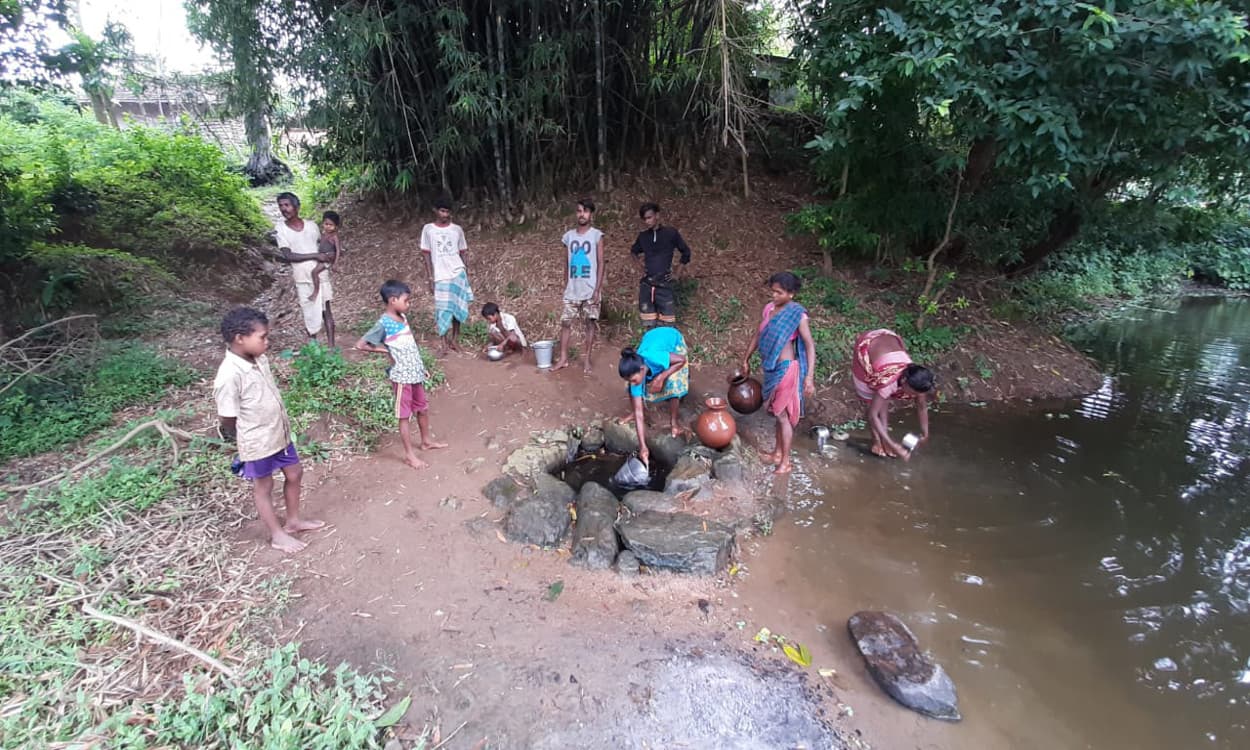 सिमडेगा में चापाकल और जलमिनार खराब, नदी का पानी पीने के लिए विवश हैं लोग, लेकिन प्रशासन बेपरवाह