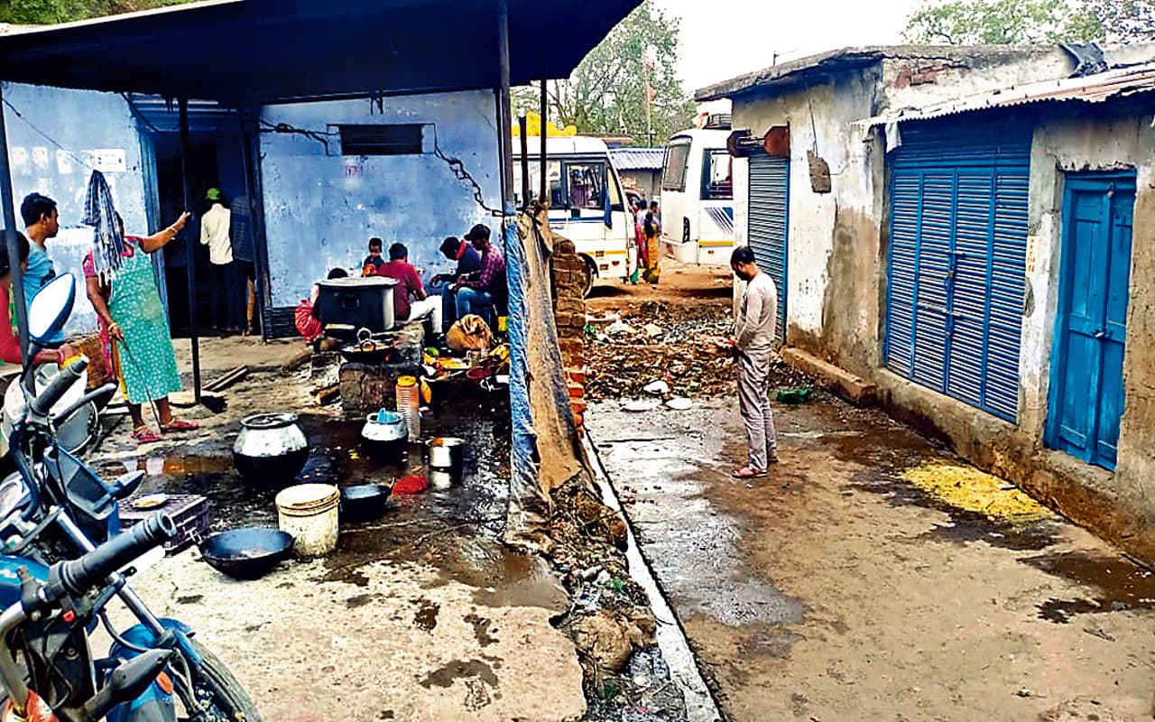 झारखंड : चाईबासा प्राइवेट बस स्टैंड में नाली के पास चलता है दाल-भात केंद्र, बीमारी को दे रहा आमंत्रण