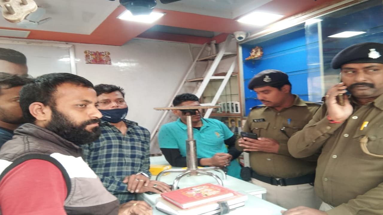 Bihar News: पटना के दानापुर में बेखौफ चोरों ने दुकान का शटर तोड़ उड़ाए 22 हजार नकद और 10 लाख की मोबाइल