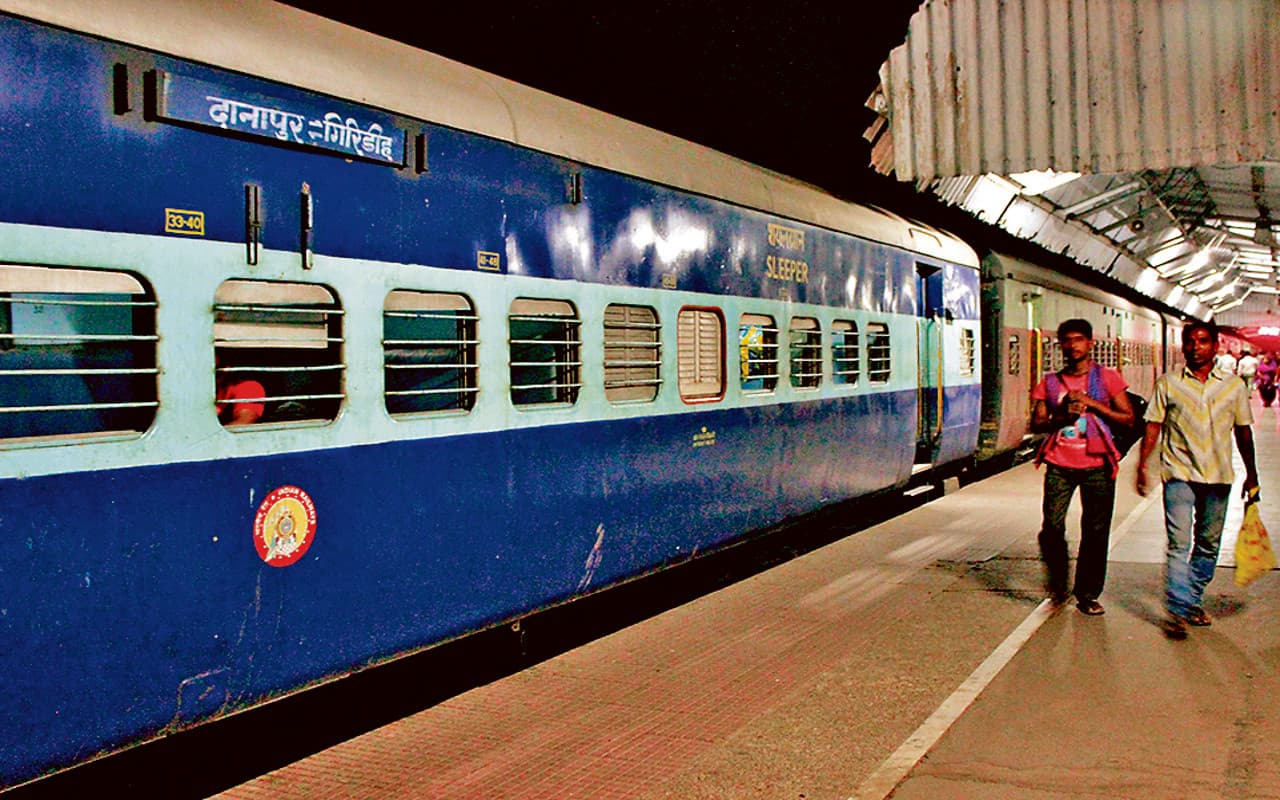Indian Railways : देश के तीर्थस्थलों की यात्रा करा रही रेलवे, 12 दिन में कई जगहों पर कराएगी दर्शन