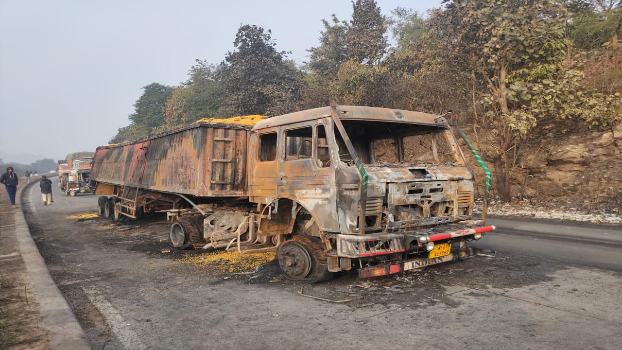 Jharkhand News: हजारीबाग के दनुआ घाटी में गैस टैंकर के पलटने से विस्फोट, 4 ट्रक जलकर राख, 3 जिंदा जले