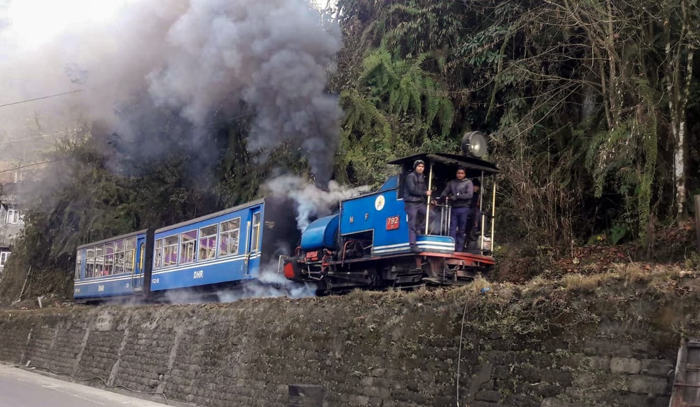 दार्जीलिंग की ट्वाय ट्रेन की छुक-छुक सुन निहाल हुए सैलानी, 10 महीने बाद शुरू हुई सेवा