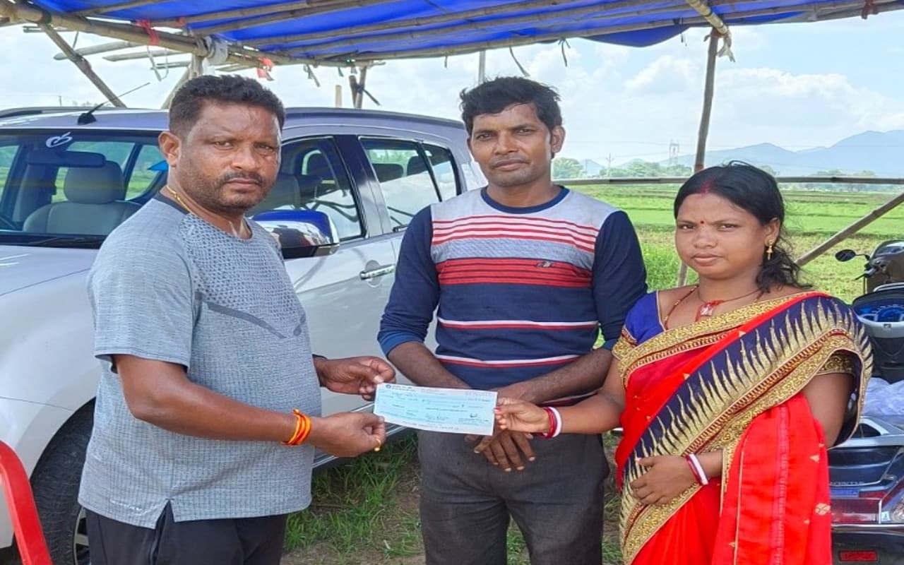 झारखंड : सीएम रिलीफ फंड से खरसावां की बेटी को मिली मदद, विधायक दशरथ गगराई ने एक लाख रुपये का सौंपा चेक