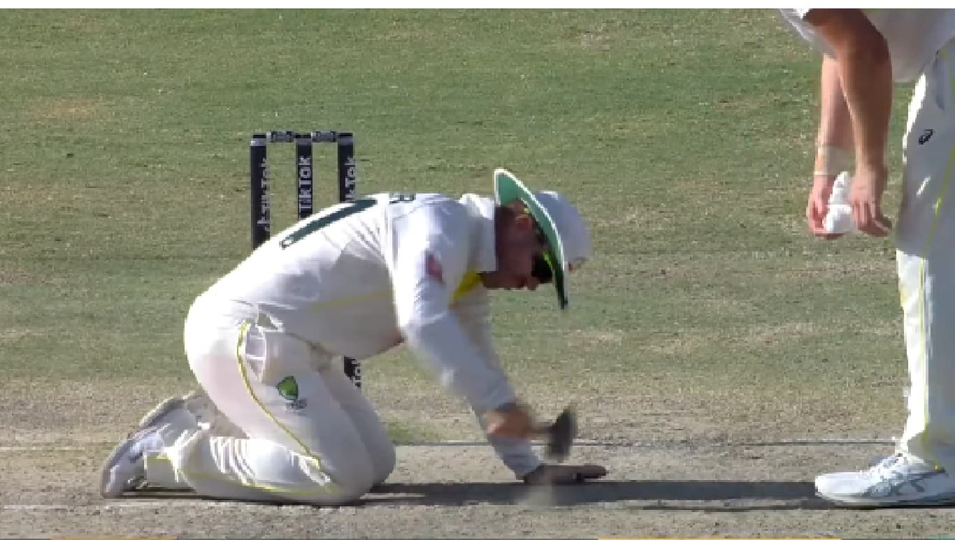 Pakistan vs Australia: डेविड वॉर्नर ने कराची की पिच पर चलाया हथौड़ा, पत्नी का आया ऐसा रिएक्शन