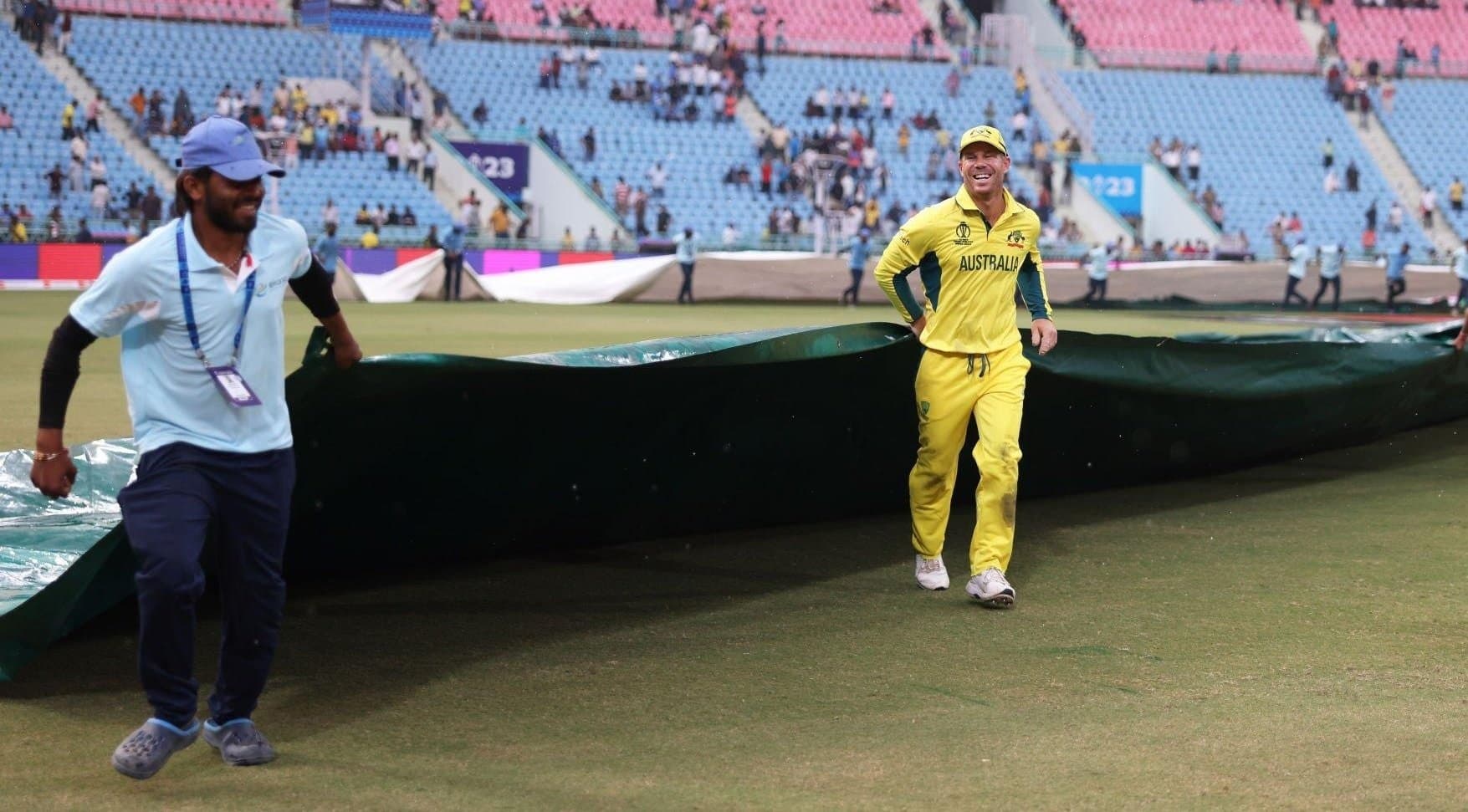 जब डेविड वॉर्नर बने ग्राउंड्समैन, लखनऊ में बारिश के दौरान पिच ढकते नजर आए दिग्गज खिलाड़ी, देखें वीडियो