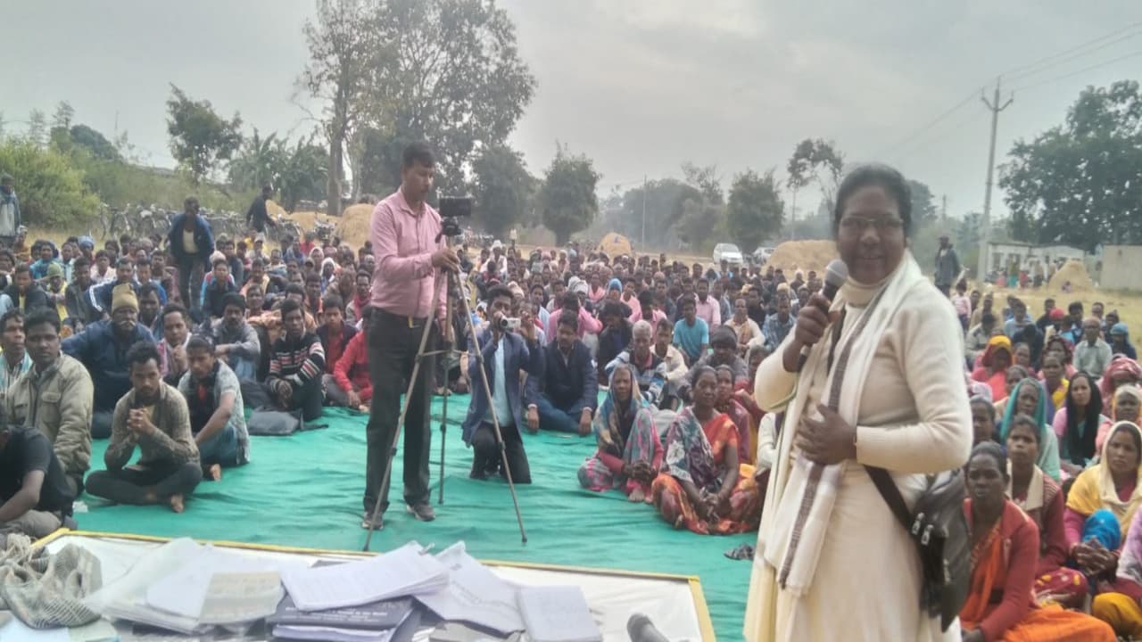 खूंटी के कर्रा में ड्रोन सर्वे का विरोध, दयामनी बारला बोली-स्वामित्व योजना से मालिकाना हक छिनना चाहती है सरकार