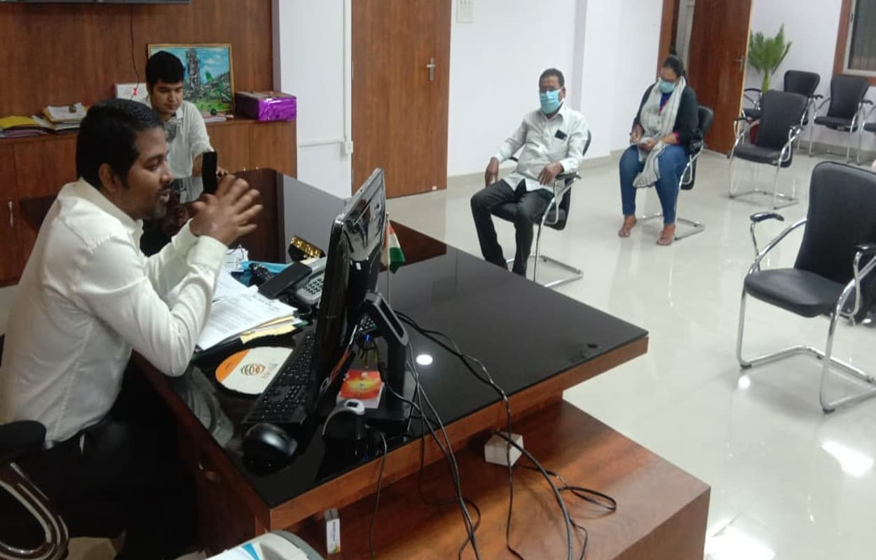 गुमला वापस आने वाले प्रवासी मजदूरों का जिला स्तर पर बनेगा मनरेगा जॉब कार्ड