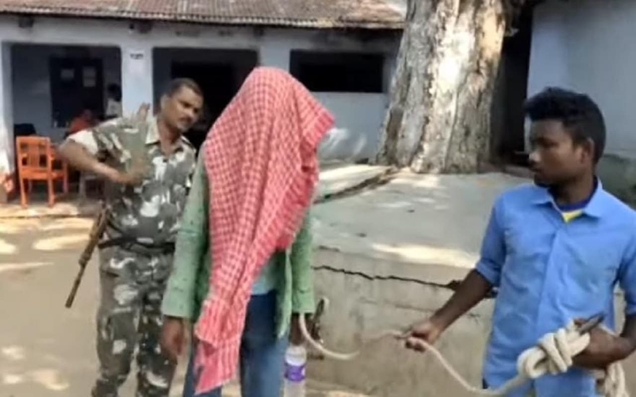 Jharkhand Crime News:झारखंड के जामताड़ा में डकैती, पश्चिम बंगाल का डकैत चढ़ा ग्रामीणों के हत्थे, बम बरामद