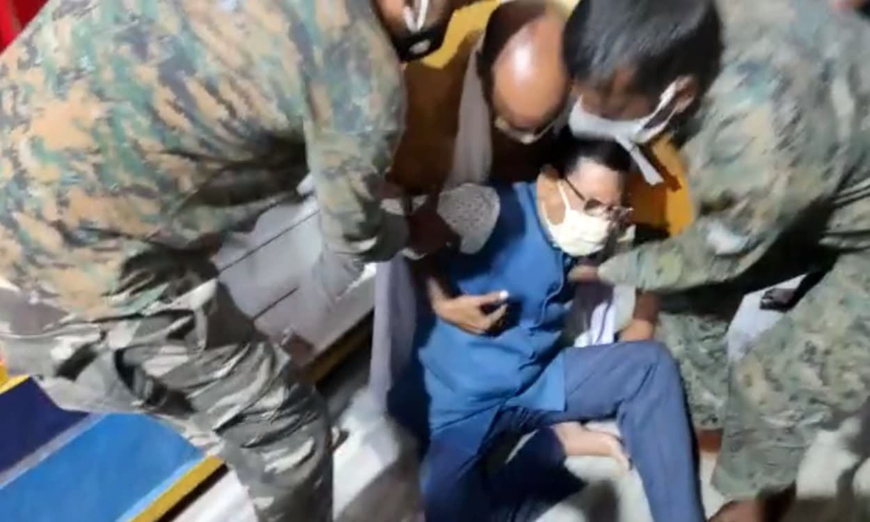 दुमका- बेरमो उप चुनाव से पूर्व मां छिन्नमस्तिके से आशीर्वाद लेने रजरप्पा पहुंचे बीजेपी प्रदेश अध्यक्ष, मंदिर से निकलते वक्त फिसल कर गिर पड़े दीपक प्रकाश