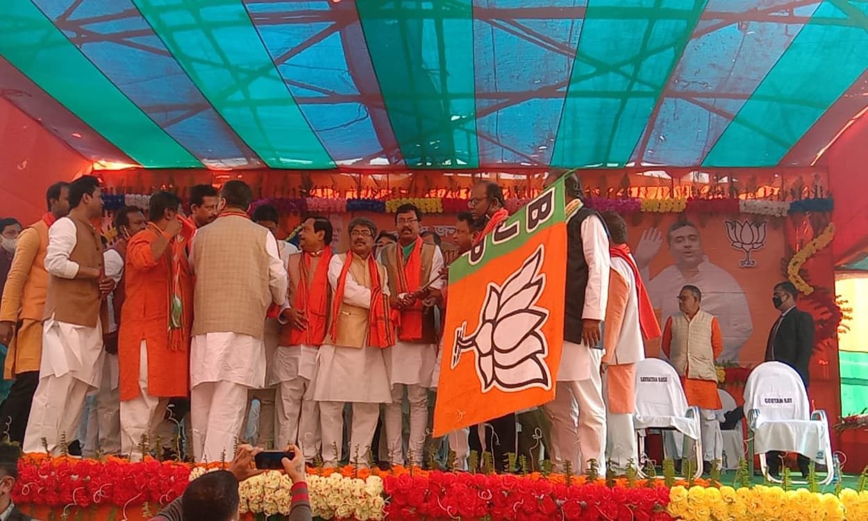 Bengal Chunav 2021 : TMC को लगा एक और झटका, डायमंड हार्बर विधायक दीपक हलदर BJP में शामिल, विरोध में लोगों ने दिखाये काले झंडे