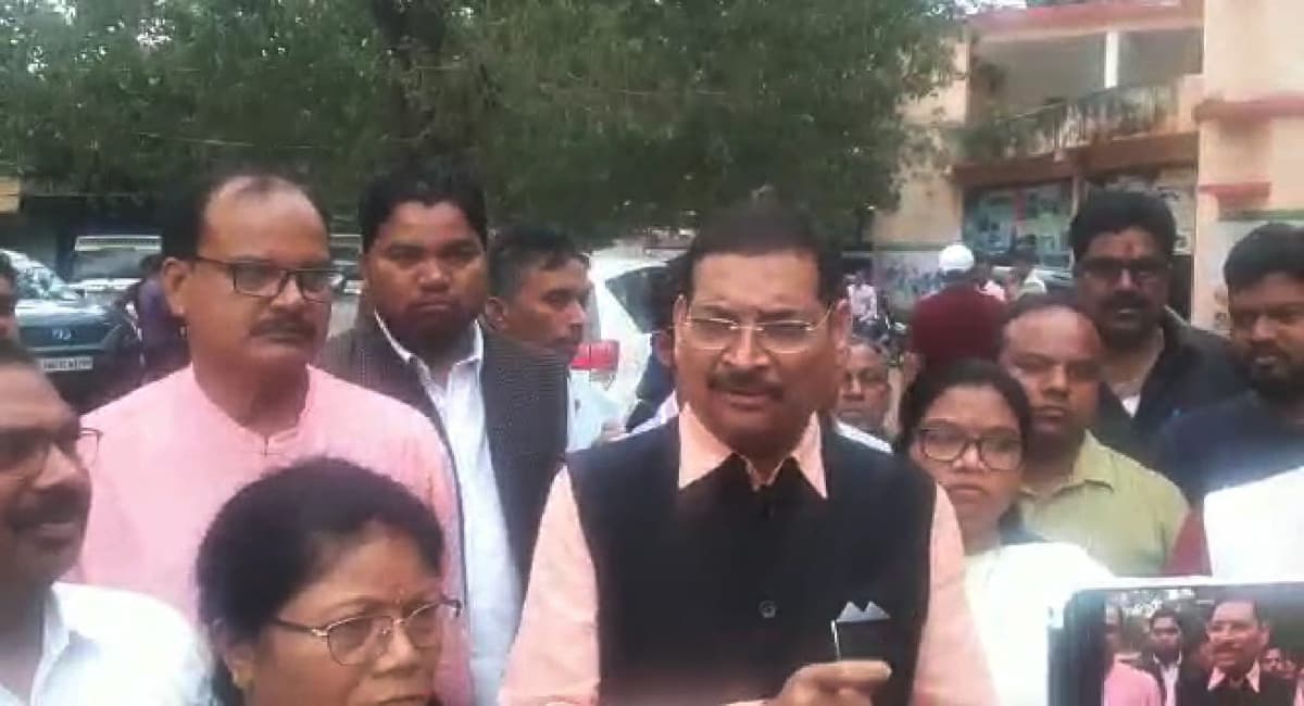 दो नाबालिग के साथ सामूहिक दुष्कर्म मामले में गुमला पहुंचे दीपक प्रकाश,बोले-राज्य में बेटियां नहीं हैं सुरक्षित