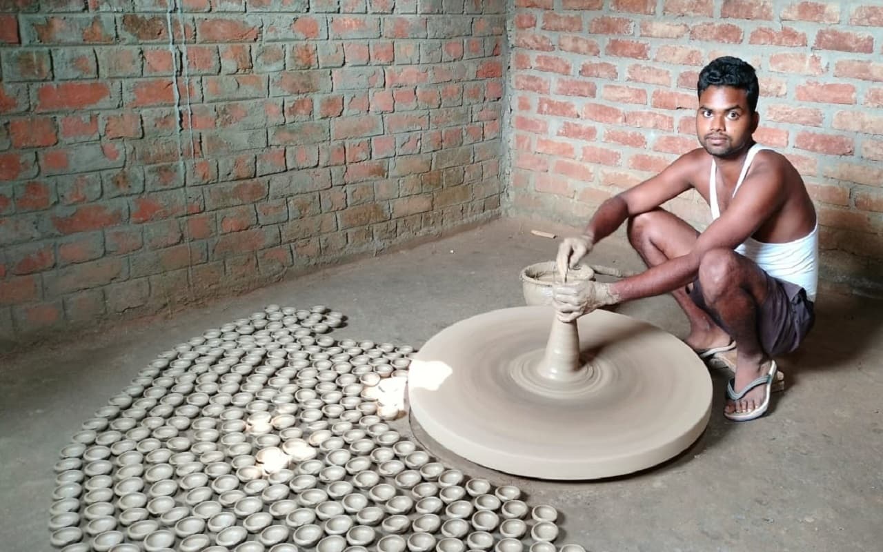 Deepawali 2022:आधुनिकता के दौर में कैसे धीमी पड़ गयी चाक की रफ्तार, पुस्तैनी धंधे से दूर हो रही नयी पीढ़ी