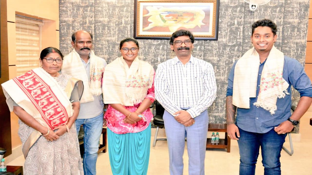 झारखंड की ओलंपियन तीरंदाज दीपिका परिवार संग CM हेमंत से मिली, खेल प्रतिभाओं को राज्य सरकार देगी प्लेटफार्म झारखंड की ओलंपियन तीरंदाज दीपिका परिवार संग CM हेमंत से मिली, खेल प्रतिभाओं को राज्य सरकार देगी प्लेटफार्म