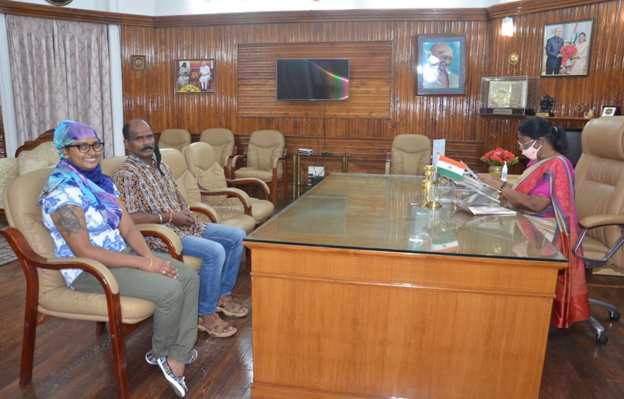राज्यपाल द्रौपदी मुर्मू से अंतरराष्ट्रीय तीरंदाज दीपिका कुमारी ने की मुलाकात
