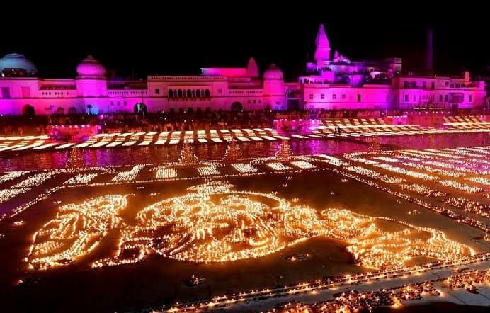 Ayodhya Deepotasav 2021 : लेजर लाइट की रोशनी में 32 टीमों की मेहनत और 36 हजार लीटर तेल से जगमगाए 12 लाख दीप