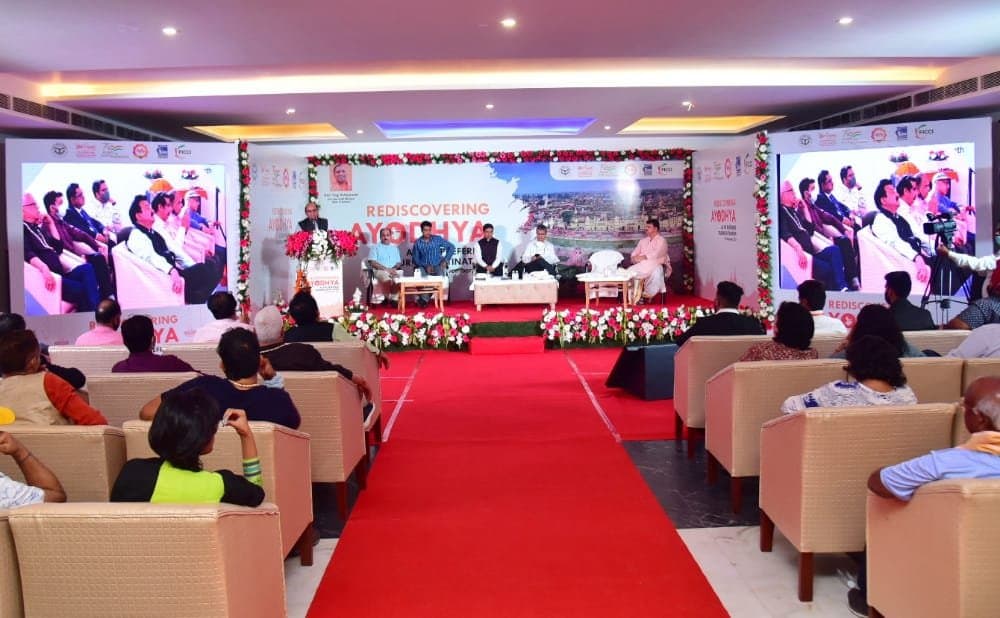 दीपोत्सव-2021 : ट्रैवल राइटर्स और टूर ऑपरेटर्स को करवाई गई अयोध्या की सैर