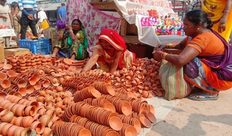 दीपावली को लेकर गुलजार हुआ मिट्टी के दीये का बाजार, खरीदार दे रहे लोकल फॉर वोकल को प्राथमिकता