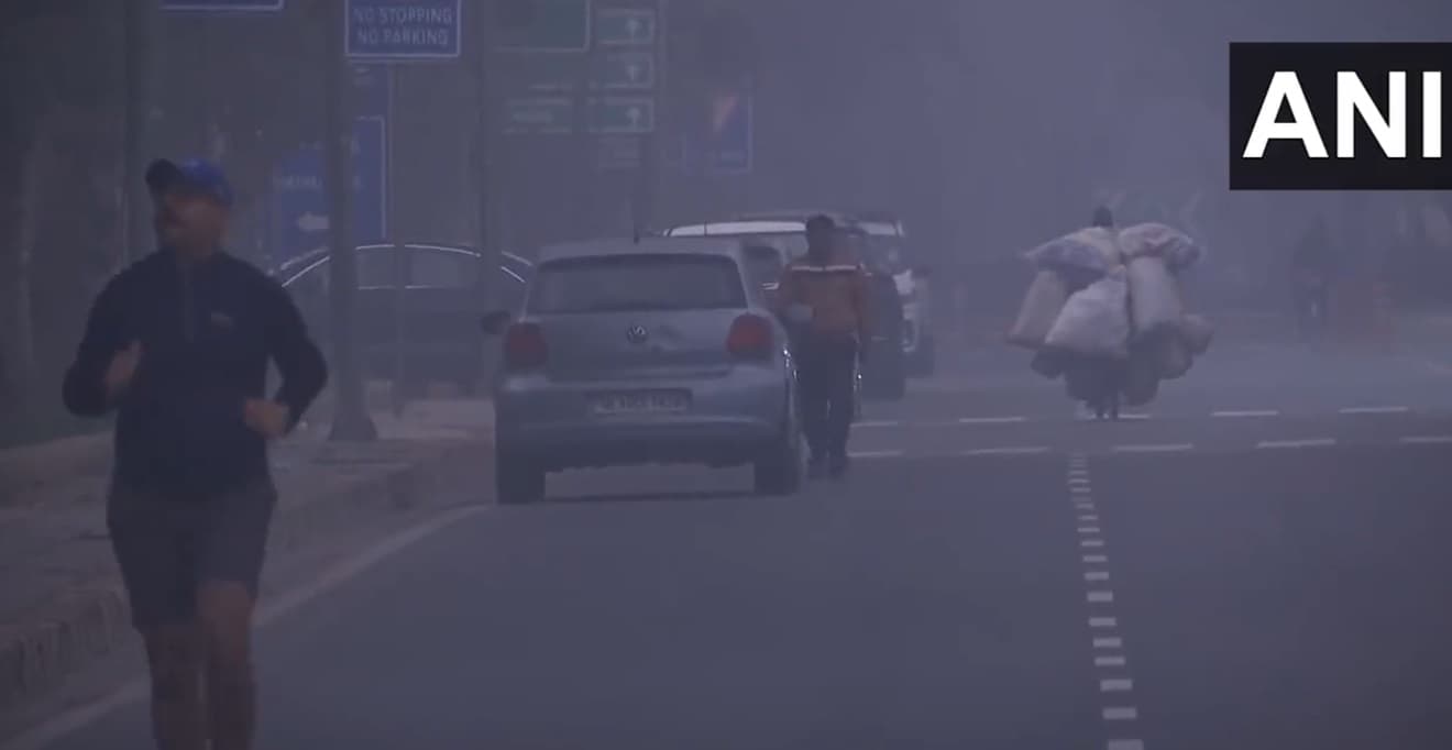 Delhi Air Pollution: दिल्ली की हवा फिर हुई जहरीली, AQI 400 के करीब पहुंचा