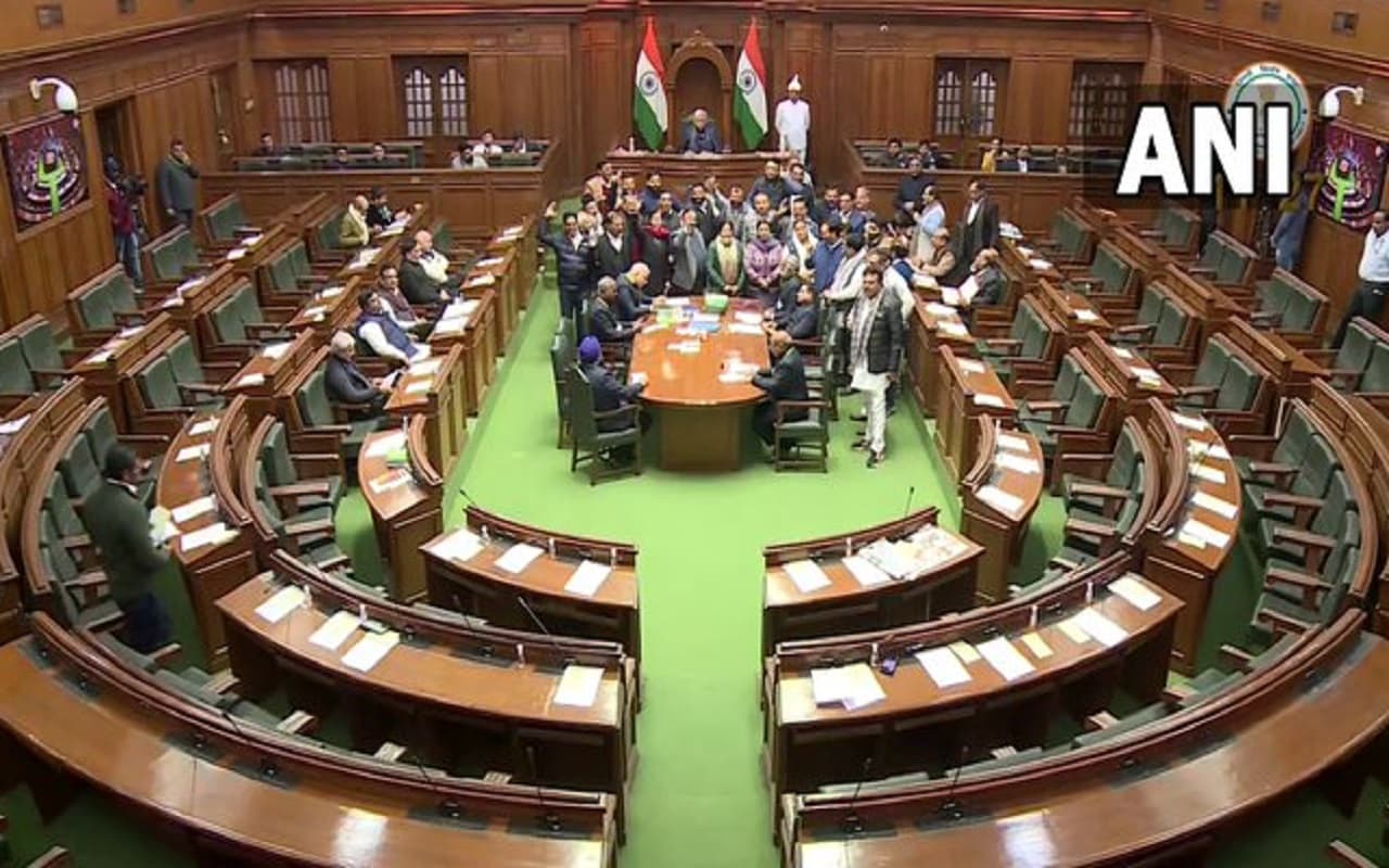 Delhi Assembly Session: ऑक्सीजन सिलेंडर लेकर विधानसभा पहुंचे BJP विधायक, उपराज्यपाल के खिलाफ AAP का प्रदर्शन