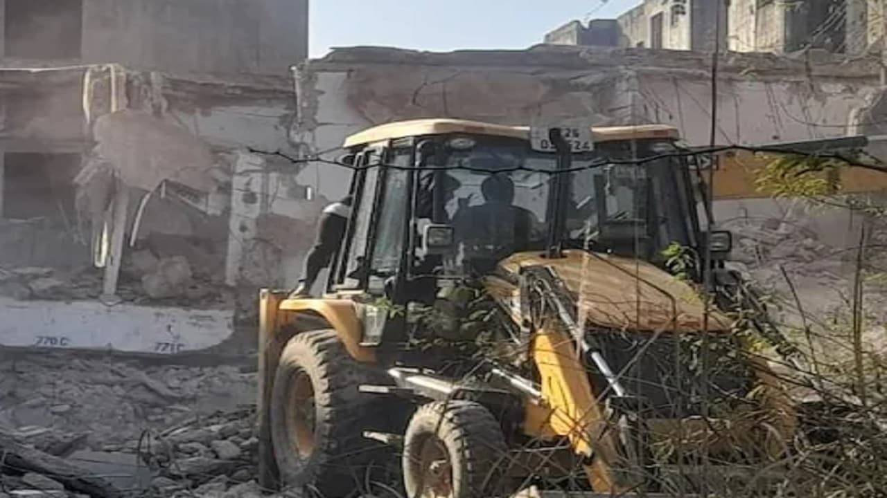 Delhi Building Collapse: दिल्ली के नरेला में बड़ा हादसा, बिल्डिंग गिरने से 4 लोगों की दबकर मौत