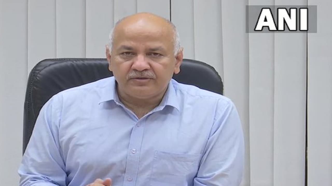 दिल्ली में MCD टालने पर जंग: स्मृति ईरानी पर सिसोदिया का पलटवार, बोले- जनता की पसंद BJP तो लड़िए चुनाव