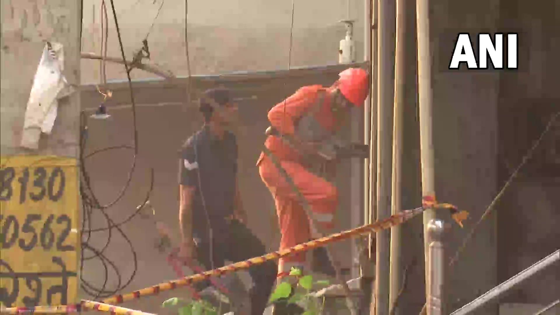 Delhi Fire: आग लगने के बाद सुनाई दे रही थी सिर्फ चीख पुकार, जान बचाने के लिए छत से कूदे लोग