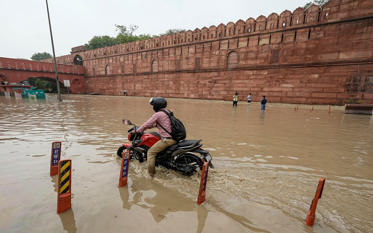 Delhi Flood: लाल किले तक पहुंचा बाढ़ का पानी, मुख्यमंत्री आवास से केवल 250 मीटर दूर, देखें डराने वाली तस्वीरें