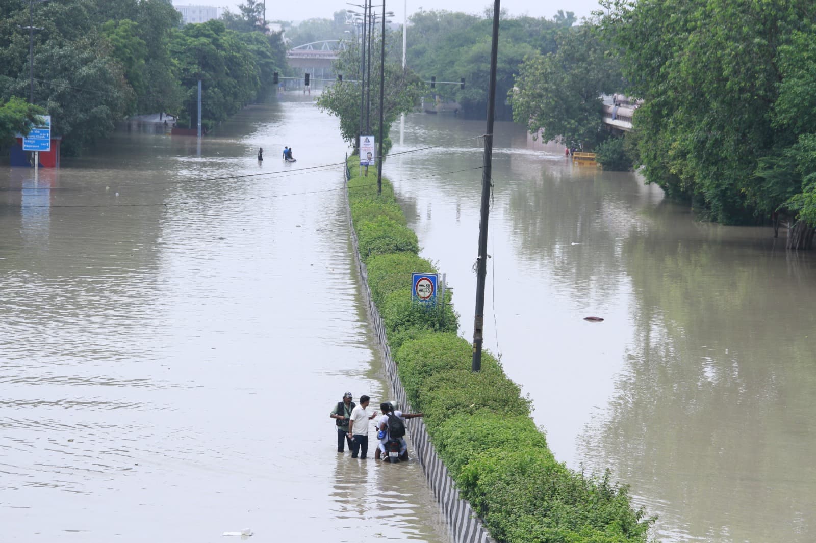 Delhi Flood: यमुना उफान पर, दिल्ली में बाढ़ जैसी स्थिति, स्कूल-कॉलेज बंद, सड़क और रेल यातायात प्रभावित