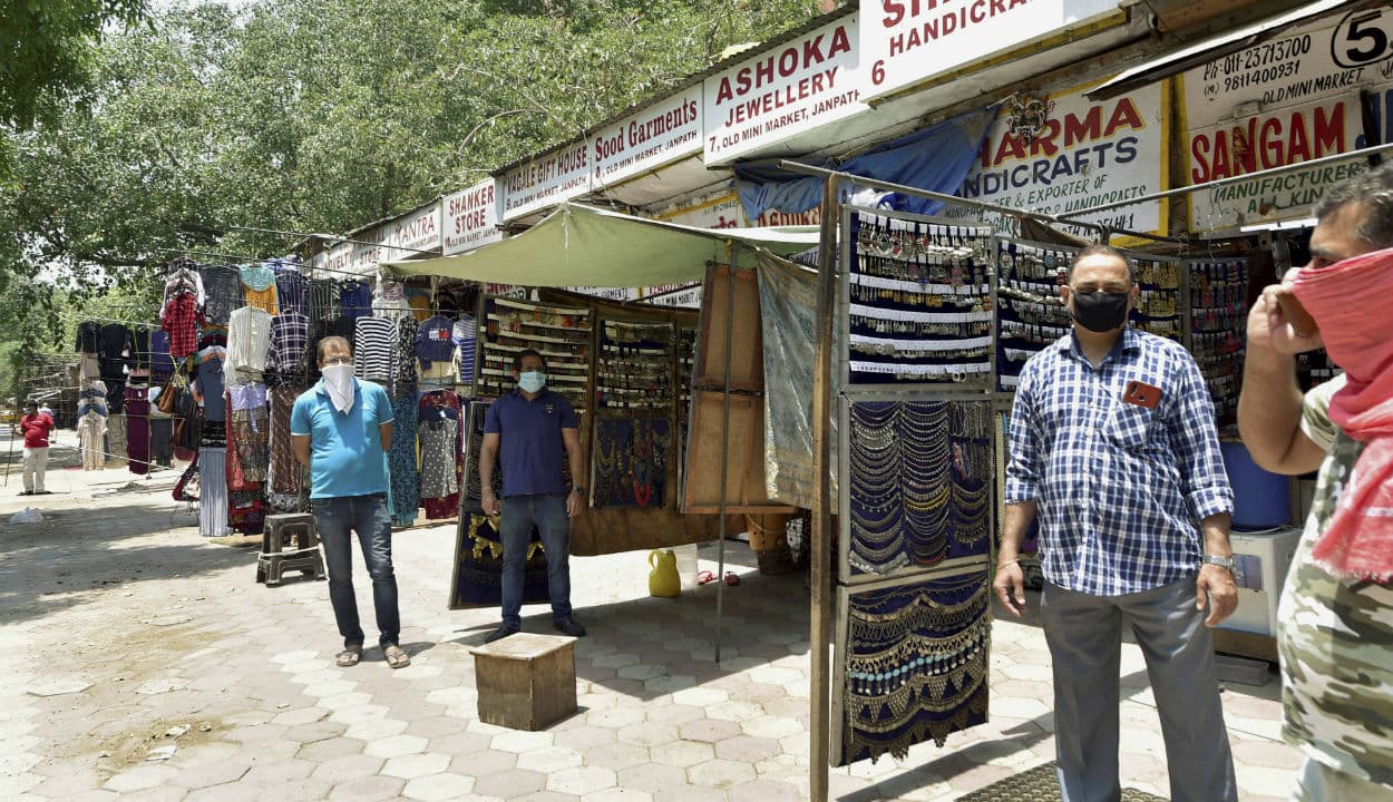 देश में खोली गयीं 4.5 करोड़ दुकानें, प्रवासी कर्मचारियों के वापस लौट जाने से वीरान रहे बाजार और दुकानदार परेशान