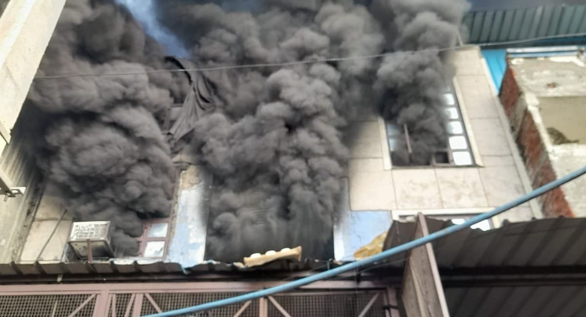 दिल्ली के पेपर प्लेट निर्माण इकाई में लगी भीषण आग के बाद बिल्डिंग गिरी, तीन दमकलकर्मी झुलसे