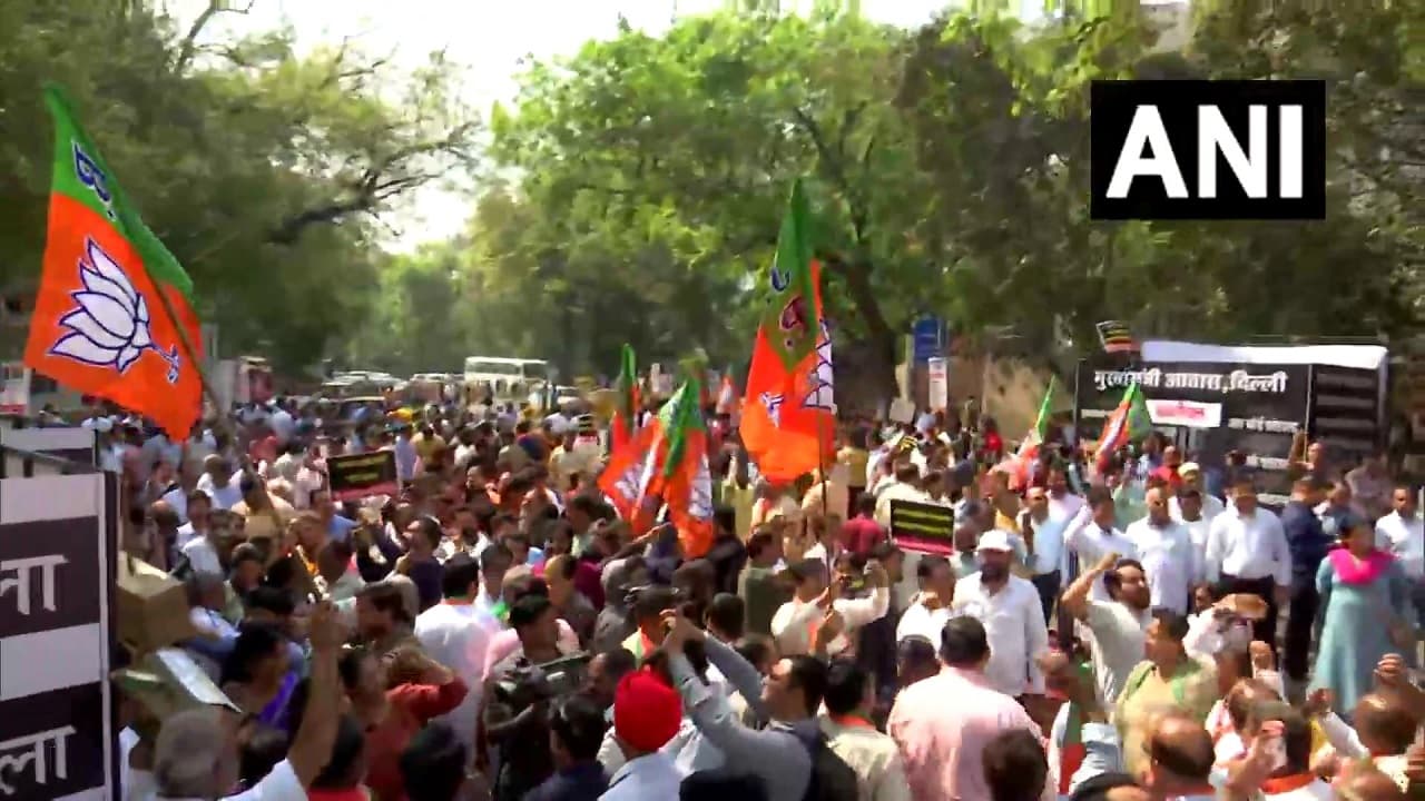 दिल्ली में शराब घोटाले को लेकर BJP का AAP सरकार के खिलाफ प्रदर्शन, अरविंद केजरीवाल के इस्तीफे की मांग