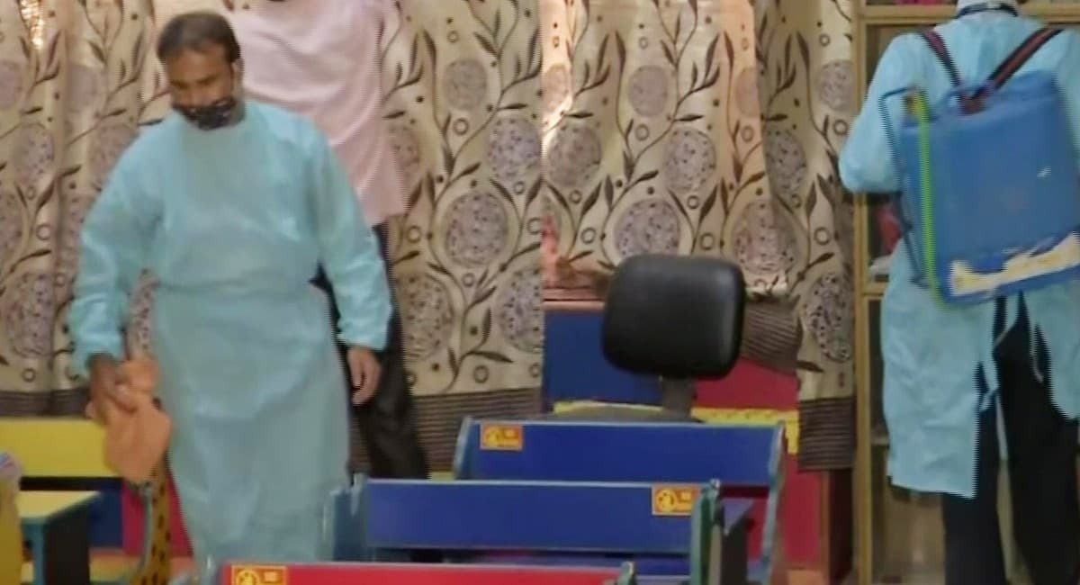 Delhi School Re-Opening: दिवाली से पहले कल से दिल्ली में खुल जायेंगे सभी स्कूल, तैयारी पूरी