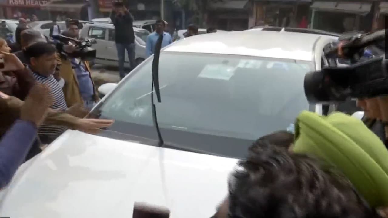 दिल्ली की बेटी के साथ दरिंगदी से आक्रोशित हुए लोग, भीड़ ने घेरा थाना, डिप्टी स्पीकर की गाड़ी को तोड़ा