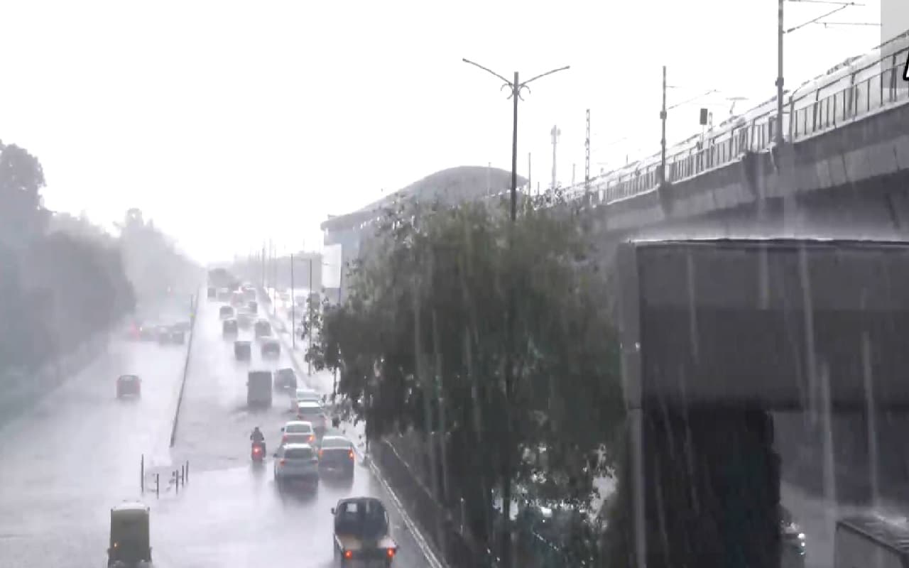 Delhi Weather: दिल्ली में आंधी के साथ भारी बारिश, खराब मौसम के कारण 17 फ्लाइट्स डायवर्ट
