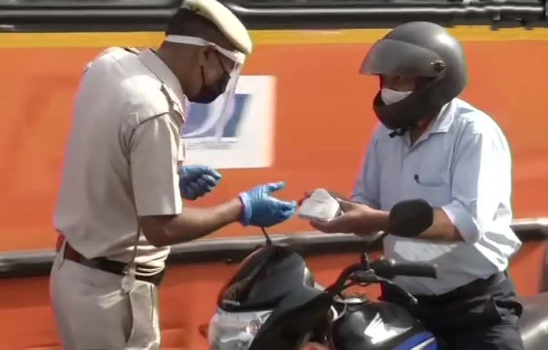 Delhi Weekend Curfew : Delhi Weekend Curfew : दिल्ली में चप्पे-चप्पे पर पुलिस के जवान तैनात, बिना वजह बाहर निकलने वालों पर दर्ज हो रहे मुकदमे