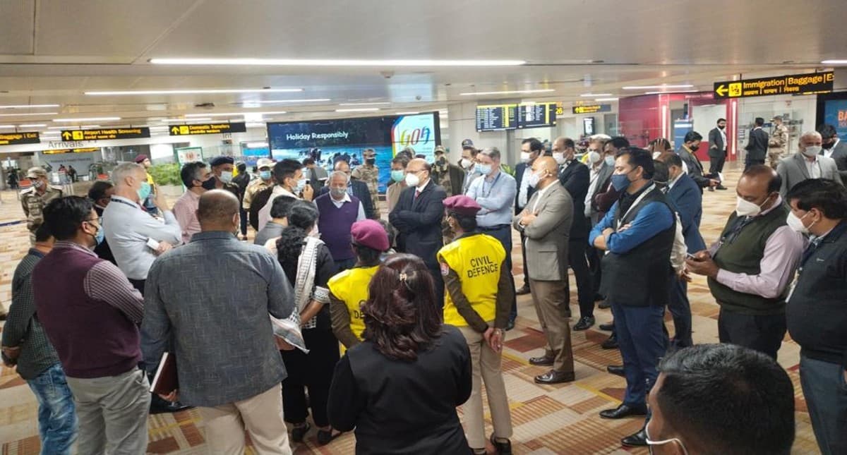 दिल्ली एयरपोर्ट पर मिले चार कोरोना पॉजिटिव, हड़कंप, जीनोम सिक्वेंसिंग के लिए भेजा गया सैंपल