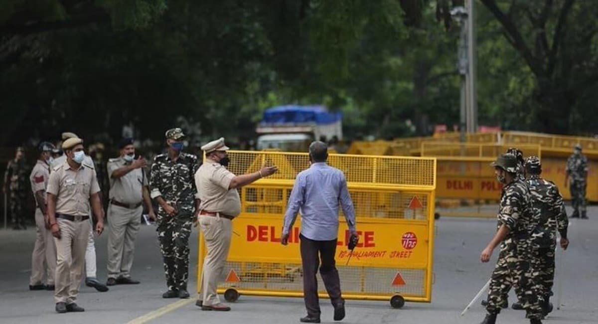 त्योहारों में टेररिस्टों के टारगेट पर दिल्ली, आतंकी हमले की आशंका, पुलिस ने हाई अलर्ट किया जारी