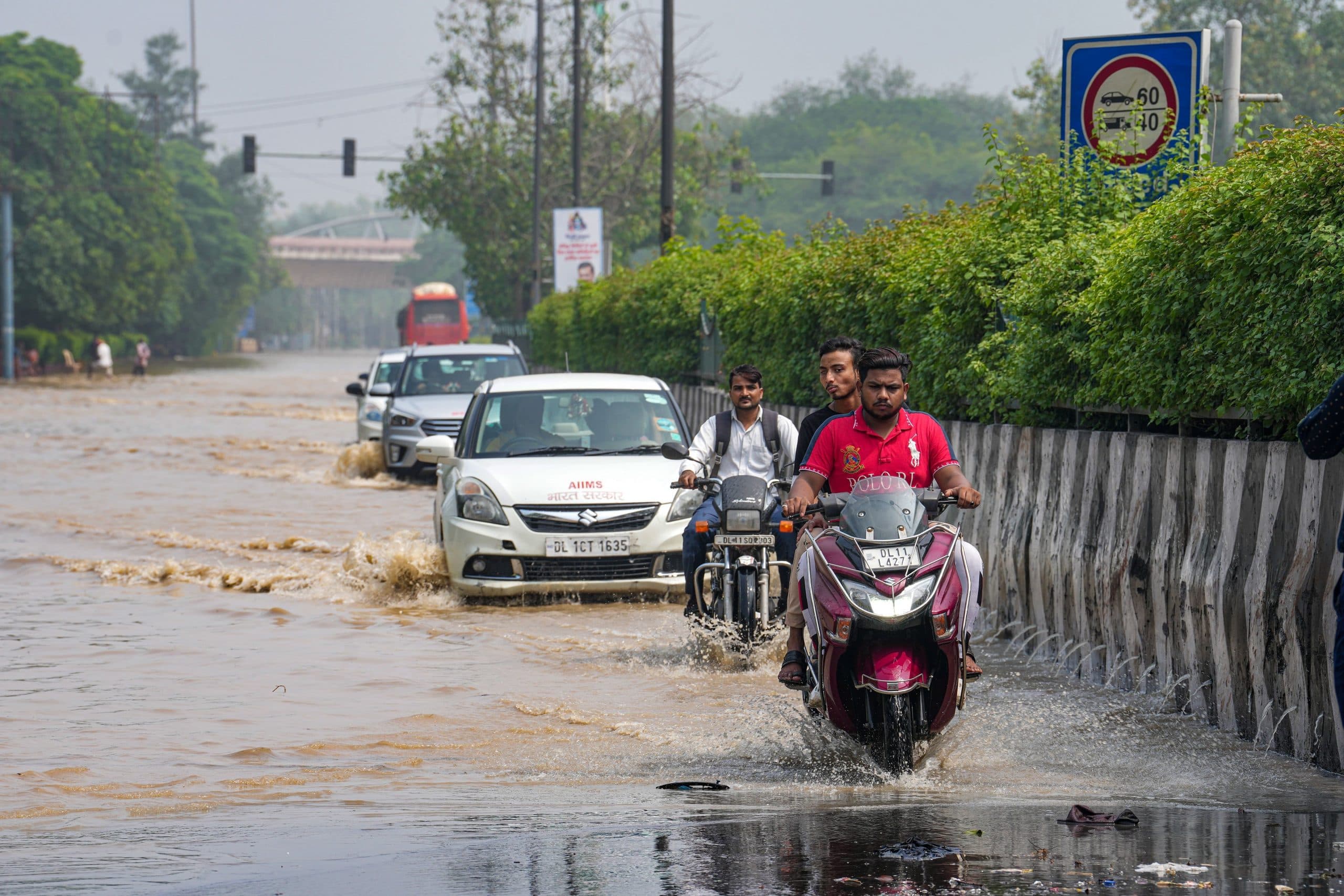 Delhi Flood: खतरा टला नहीं! घट रहा यमुना का जलस्तर फिर भी दिल्ली की मुसीबत बरकरार, मौसम विभाग ने बढ़ाई टेंशन