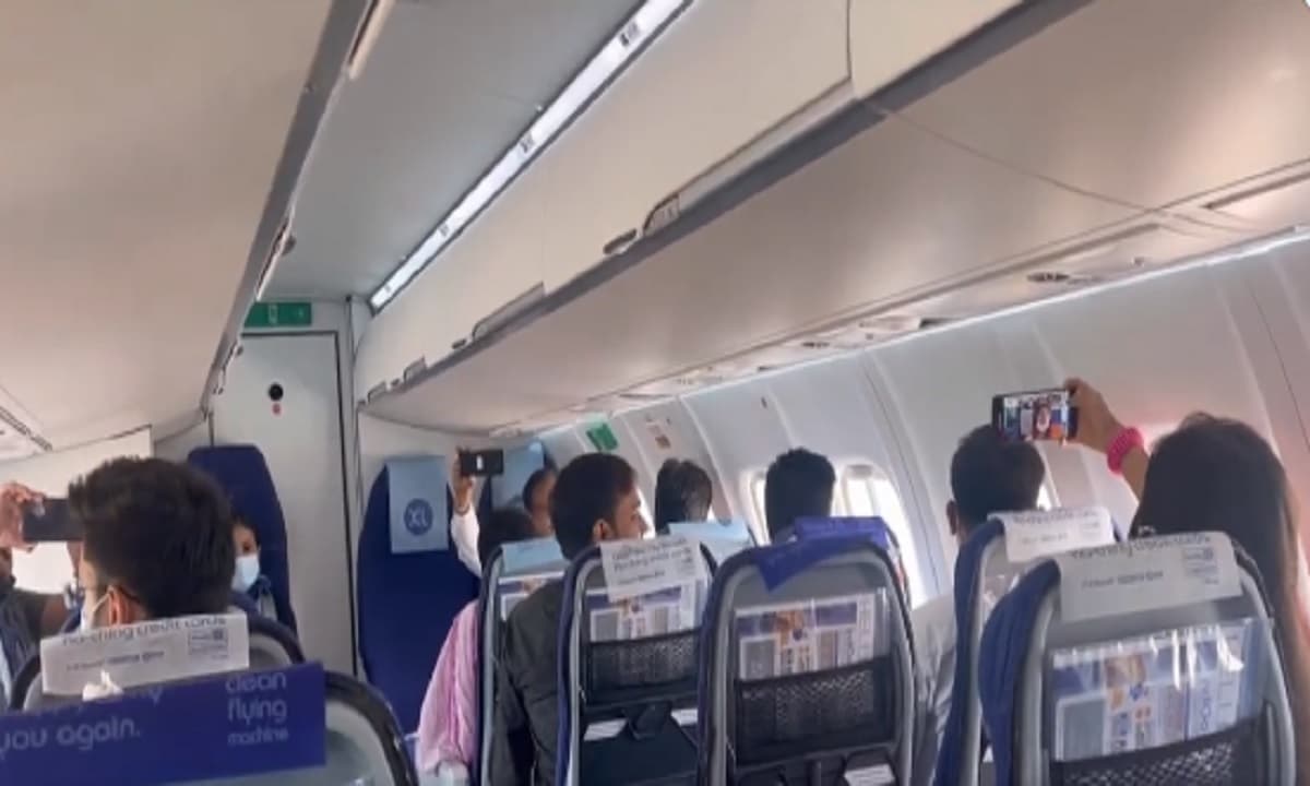 देवघर एयरपोर्ट पर पहुंचते ही यात्रियों ने लगाये हर- हर महादेव के नारे, अर्जुन मुंडा ने शेयर किया वीडियो