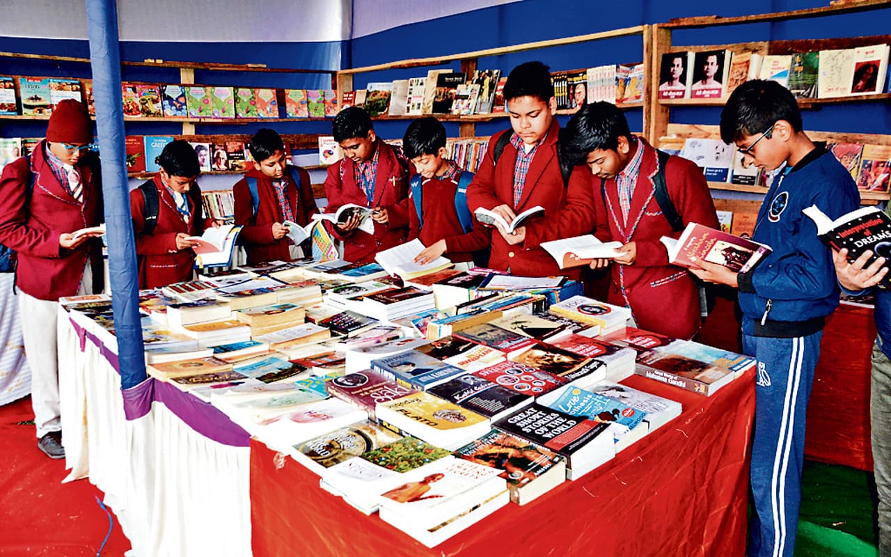 देवघर पुस्तक मेला : साहित्य और प्रतियोगिता परीक्षा की पुस्तकें अधिक किये जा रहे पसंद,इन प्रकाशकों के लगे स्टॉल