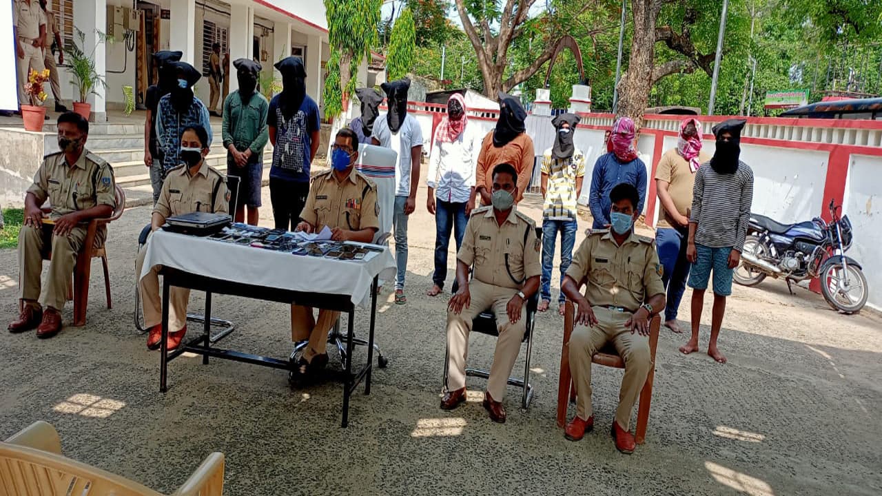 देवघर में 12 साइबर क्रिमिनल गिरफ्तार, बैंक अधिकारी बन कर व अन्य तरीके से लोगों से करते हैं ठगी, 3 बाइक समेत कई सामान बरामद