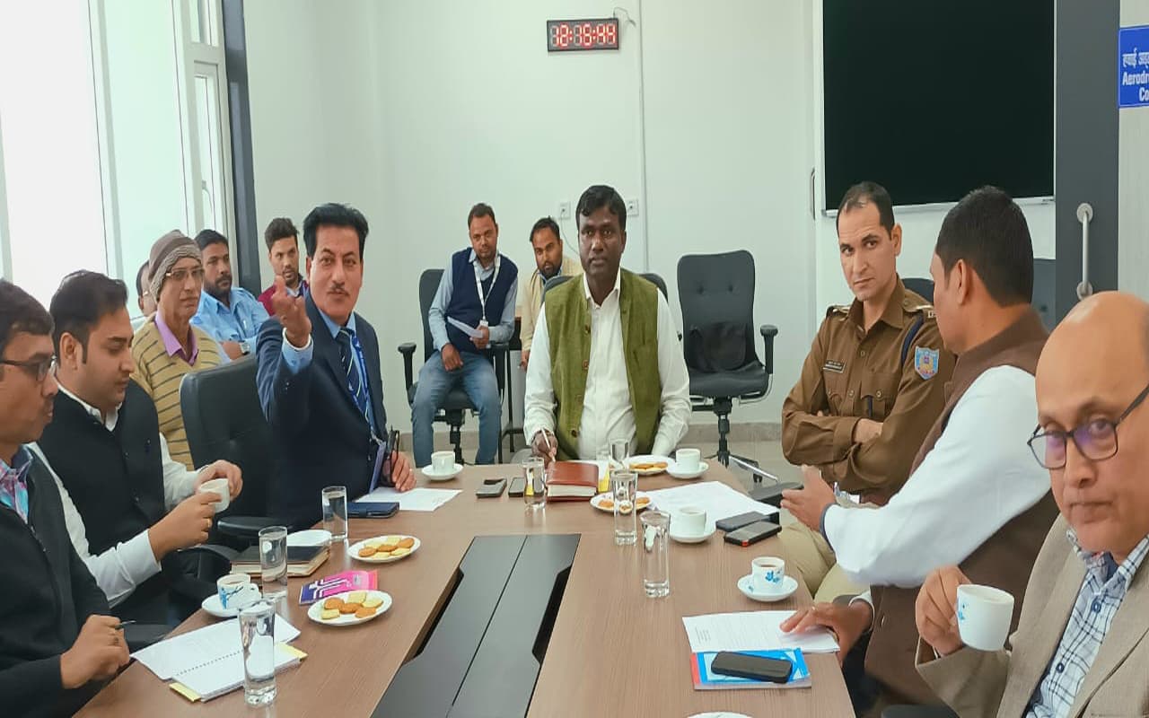 Deoghar Airport के आसपास सुरक्षा को लेकर प्रशासन सख्त,अवैध निर्माण समेत मीट फेंकने वालों पर होगी कार्रवाई