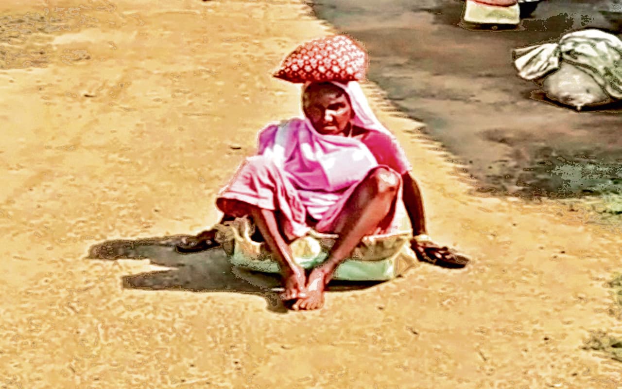 देवघर के करौं की एक दिव्यांग ट्राई-साइकिल के लिए खा रही दर-दर की ठोकर, नहीं ले रहा कोई सुध