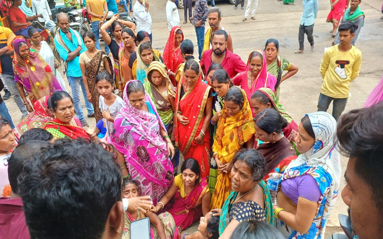 झारखंड : देवघर में महिला मित्र के उकसावे पर 
शादीशुदा युवक ने लगायी फांसी, घटना से पहले किया था वीडियो कॉल