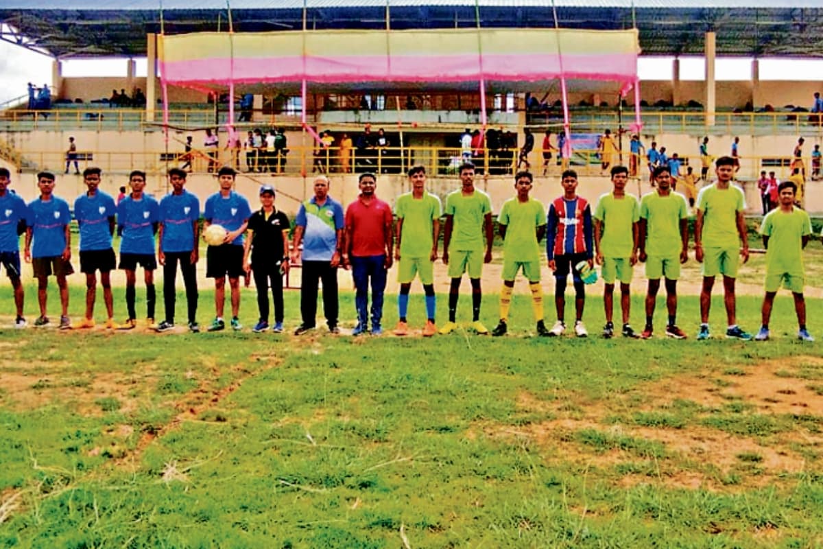 देवघर : न स्पोर्ट्स कॉम्प्लेक्स की हालत बेहतर, न प्रखंडों के स्टेडियम सुधरे, अपने दम पर दमखम दिखा रहे खिलाड़ी